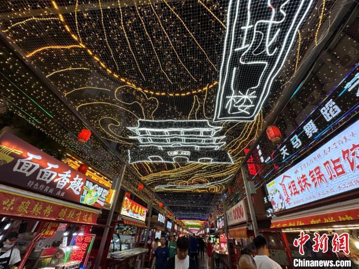 圖為明清街夜市燈光點亮具有武威文化元素的“涼州古城門”彩燈。　戴文昌 攝</p><p>
