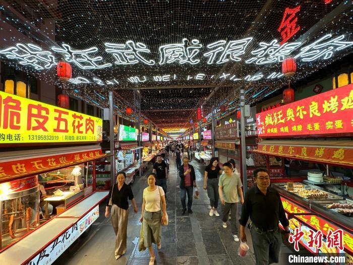 圖為明清街夜市燈光點亮“我在武威很想你”?！〈魑牟?攝</p><p>