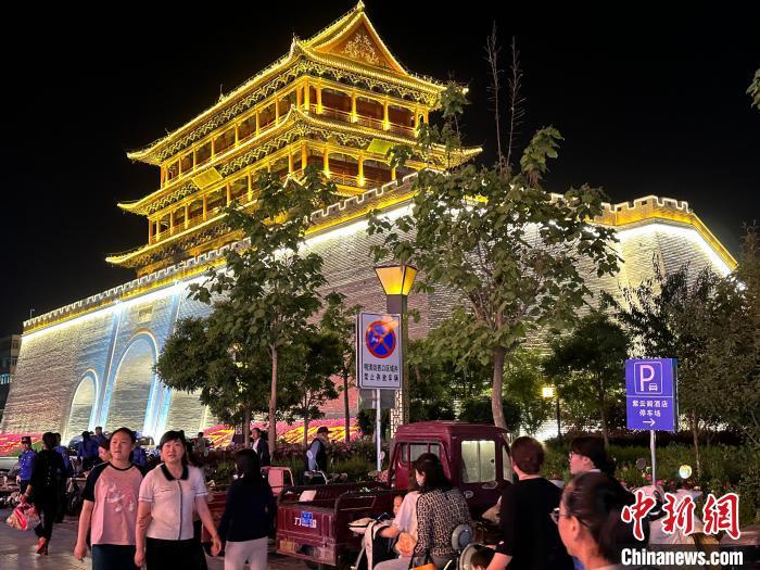 圖為夜幕降臨，涼州古城門燈光亮起?！〈魑牟?攝