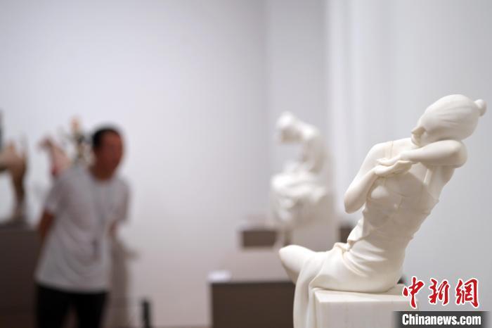 5月21日，在“絲路印跡”雕塑藝術(shù)作品展展出的作品《綺羅香·香》。九美旦增 攝</p>
<p>