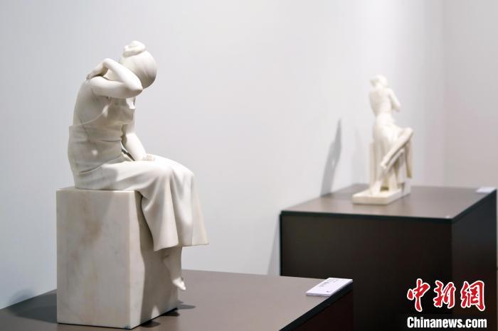5月21日，在“絲路印跡”雕塑藝術(shù)作品展展出的雕塑作品《聲聲慢·艾艾》。九美旦增 攝</p>
<p>