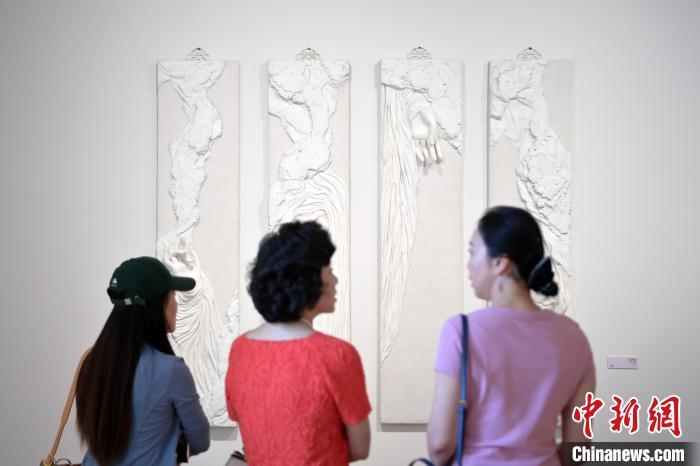 5月21日，觀眾參觀在“絲路印跡”雕塑藝術(shù)作品展展出的作品《無(wú)相》。九美旦增 攝</p>
<p>