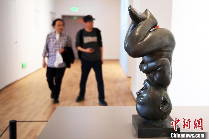 5月21日，觀眾參觀“絲路印跡”雕塑藝術(shù)作品展展出的雕塑作品。九美旦增 攝</p>
<p>