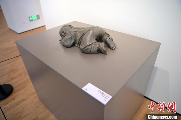 5月21日，在“絲路印跡”雕塑藝術(shù)作品展展出的作品《大地之子》。九美旦增 攝</p>
<p>