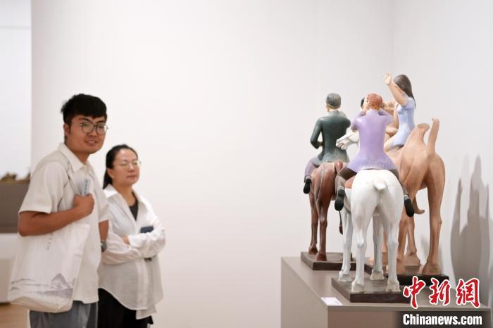 5月21日，觀眾參觀在“絲路印跡”雕塑藝術(shù)作品展展出的雕塑作品《絲路話語(yǔ)》。九美旦增 攝</p>
<p>