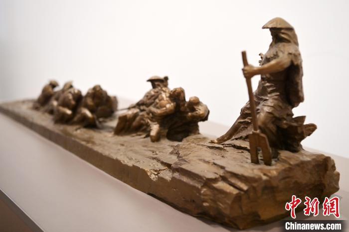 5月21日，在“絲路印跡”雕塑藝術(shù)作品展展出的作品《治水為民·禹德九州》。九美旦增 攝</p>
<p>