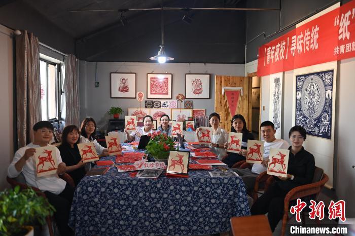 6月6日，在甘肅敦煌青年夜校課程中，青年學(xué)員展示學(xué)習(xí)敦煌非遺剪紙的成果。