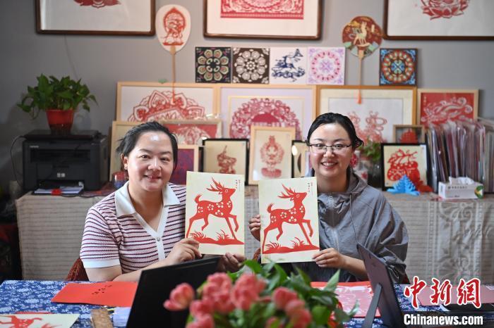 6月6日，在甘肅敦煌青年夜校課程中，青年學(xué)員展示學(xué)習(xí)敦煌非遺剪紙的成果。李亞龍 攝　　