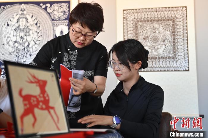 6月6日，在甘肅敦煌青年夜校課程中，青年學(xué)員學(xué)習(xí)敦煌非遺剪紙課程。李亞龍 攝