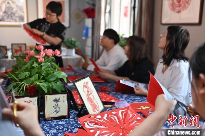 6月6日，在甘肅敦煌青年夜校課程中，青年學(xué)員學(xué)習(xí)敦煌非遺剪紙課程。李亞龍 攝　　