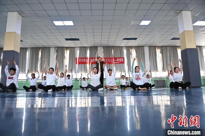 6月6日，在甘肅敦煌青年夜校課程中，青年學(xué)員學(xué)習(xí)敦煌舞課程。李亞龍 攝　　