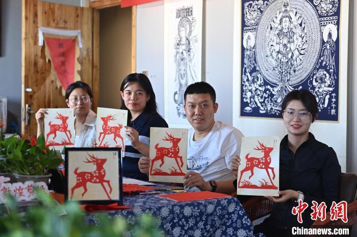 6月6日，在甘肅敦煌青年夜校課程中，青年學(xué)員展示學(xué)習(xí)敦煌非遺剪紙的成果。李亞龍 攝　　