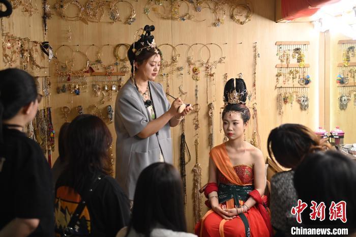 6月6日，在甘肅敦煌青年夜校課程中，青年學(xué)員學(xué)習(xí)敦煌美妝課程。李亞龍 攝