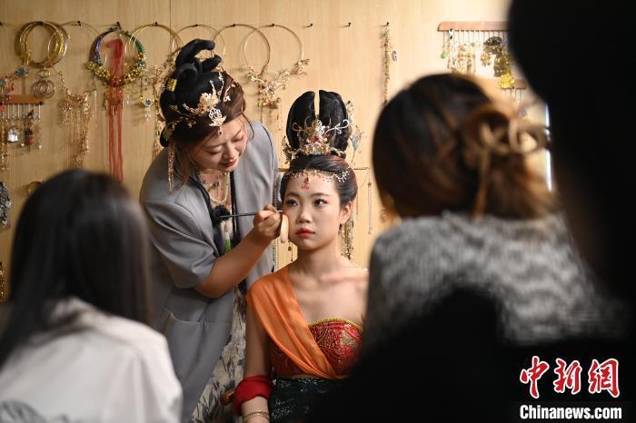 6月6日，在甘肅敦煌青年夜校課程中，青年學(xué)員學(xué)習(xí)敦煌美妝課程。李亞龍 攝　　