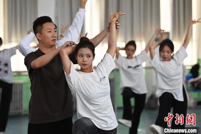 6月6日，在甘肅敦煌青年夜校課程中，青年學(xué)員學(xué)習(xí)敦煌舞課程。李亞龍 攝　　