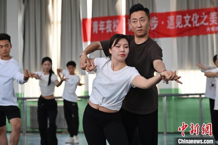 6月6日，在甘肅敦煌青年夜校課程中，學(xué)員學(xué)習(xí)敦煌舞課程。李亞龍 攝　　