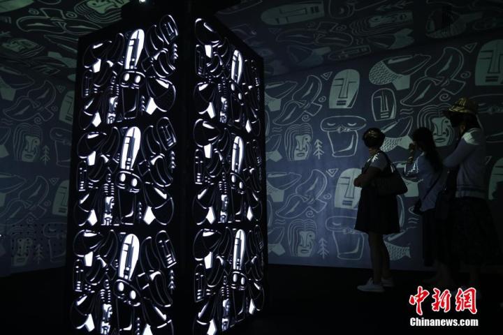 圖為游客參觀藝術(shù)展。中新社記者 李亞龍 攝