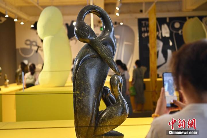 圖為游客拍攝蛇紋石作品《依戀》。中新社記者 李亞龍 攝