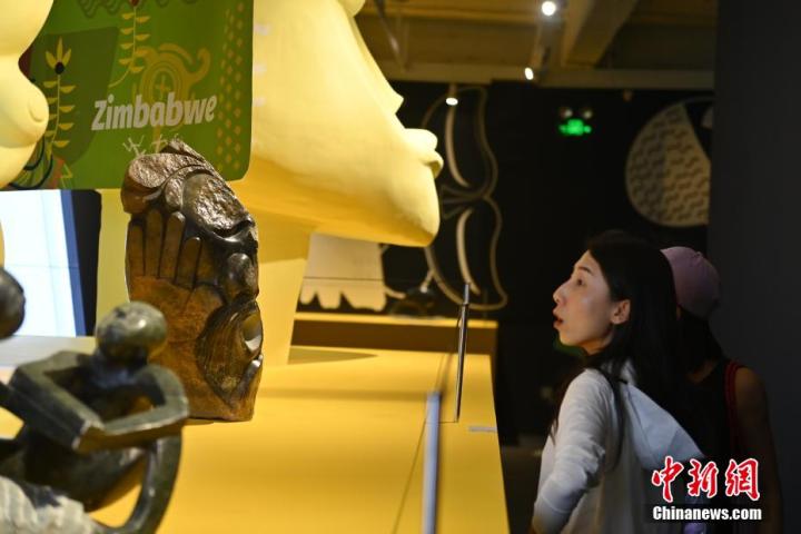 圖為游客參觀藝術(shù)展。中新社記者 李亞龍 攝
