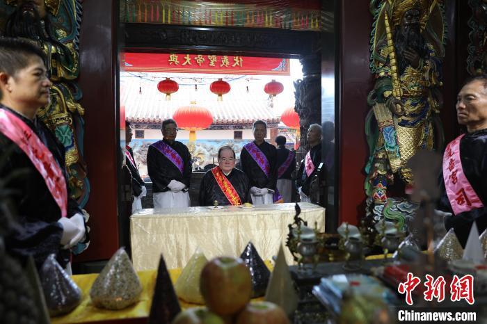 6月21日，“2024(甲辰年)兩岸共祭人文始祖伏羲典禮”在臺灣新北舉行。擔(dān)任主祭官的先嗇宮董事長、中國國民黨前秘書長李乾龍(中)出席典禮并擔(dān)任主祭官。中新社記者 張曉曦 攝