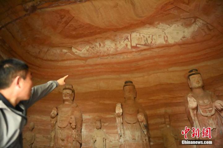7月15日，甘肅省平?jīng)鍪袥艽h百里石窟長(zhǎng)廊中的南石窟寺1號(hào)窟內(nèi)，工作人員介紹窟內(nèi)僅存的浮雕——佛傳故事。百里石窟長(zhǎng)廊位于涇川縣境內(nèi)，由512個(gè)石窟、5眼窟中石井組成，現(xiàn)存王母宮石窟、鳳凰山石窟、南石窟寺、丈八寺石窟、羅漢洞石窟、太山寺石窟等規(guī)模較大的石窟群，還有數(shù)量眾多的小石窟群。南石窟寺開(kāi)鑿于北魏永平三年，其中1號(hào)窟屬于大型七佛窟，七佛高達(dá)6米。中新社記者 李亞龍 攝</p>
<p>
