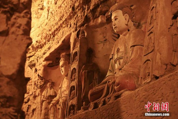 7月15日，甘肅省平?jīng)鍪袥艽h百里石窟長(zhǎng)廊中的王母宮石窟造像。百里石窟長(zhǎng)廊位于涇川縣境內(nèi)，由512個(gè)石窟、5眼窟中石井組成，現(xiàn)存王母宮石窟、鳳凰山石窟、南石窟寺、丈八寺石窟、羅漢洞石窟、太山寺石窟等規(guī)模較大的石窟群，還有數(shù)量眾多的小石窟群。王母宮石窟又名千佛洞，該窟設(shè)計(jì)宏大，造像生動(dòng)，窟內(nèi)擁有造像數(shù)百尊，是較為珍貴的佛教文化歷史遺存。中新社記者 李亞龍 攝</p>
<p>