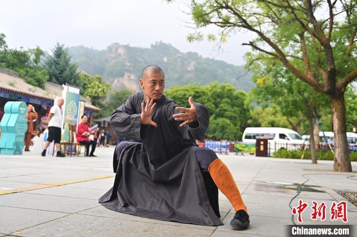 7月14日，甘肅省平?jīng)鍪嗅轻忌骄皡^(qū)內(nèi)，嵩山少林弟子展示武藝。7月13日至14日，“2024年北京體育大學(xué)第十五屆國際武術(shù)比賽交流大會暨首屆崆峒山國際武術(shù)大會”舉行，大會也在崆峒山景區(qū)進行問道崆峒、武術(shù)高級研修班、崆峒拜師等系列活動。中新社記者 李亞龍 攝</p>
<p>