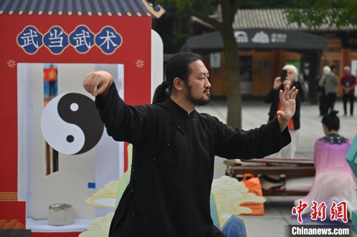 7月14日，甘肅省平?jīng)鍪嗅轻忌骄皡^(qū)內(nèi)，武當(dāng)玄武派傳承人展示武當(dāng)武術(shù)。7月13日至14日，“2024年北京體育大學(xué)第十五屆國際武術(shù)比賽交流大會暨首屆崆峒山國際武術(shù)大會”舉行，大會也在崆峒山景區(qū)進行問道崆峒、武術(shù)高級研修班、崆峒拜師等系列活動。中新社記者 李亞龍 攝</p>
<p>