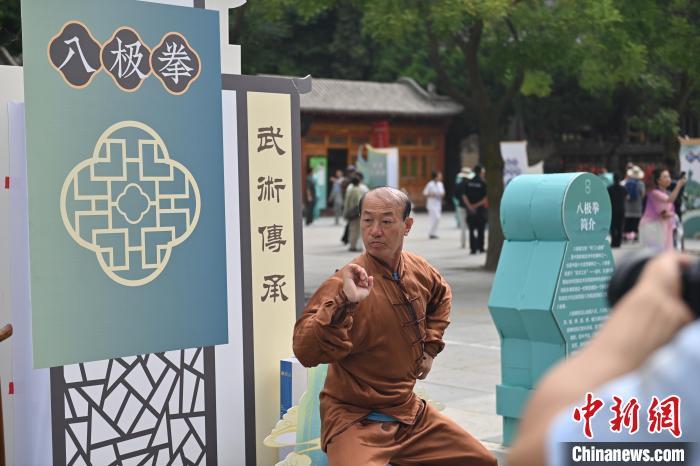 7月14日，甘肅省平?jīng)鍪嗅轻忌骄皡^(qū)內(nèi)，八極拳傳承人展示八極拳。7月13日至14日，“2024年北京體育大學(xué)第十五屆國際武術(shù)比賽交流大會暨首屆崆峒山國際武術(shù)大會”舉行，大會也在崆峒山景區(qū)進行問道崆峒、武術(shù)高級研修班、崆峒拜師等系列活動。中新社記者 李亞龍 攝</p>
<p>
