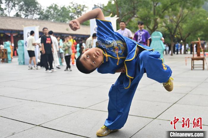 7月14日，甘肅省平?jīng)鍪嗅轻忌骄皡^(qū)內(nèi)，小朋友展示查拳。7月13日至14日，“2024年北京體育大學(xué)第十五屆國際武術(shù)比賽交流大會暨首屆崆峒山國際武術(shù)大會”舉行，大會也在崆峒山景區(qū)進行問道崆峒、武術(shù)高級研修班、崆峒拜師等系列活動。中新社記者 李亞龍 攝</p>
<p>