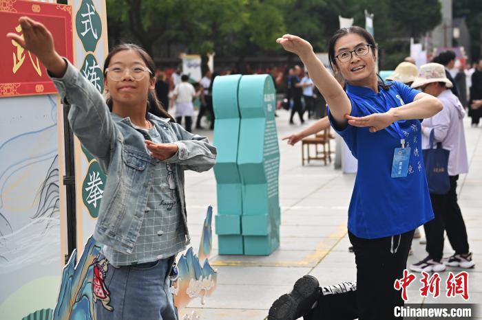 7月14日，甘肅省平?jīng)鍪嗅轻忌骄皡^(qū)內(nèi)，霍氏練手拳傳承人、霍元甲玄孫女霍靜虹(右)教授武術(shù)愛好者霍氏練手拳。7月13日至14日，“2024年北京體育大學(xué)第十五屆國際武術(shù)比賽交流大會暨首屆崆峒山國際武術(shù)大會”舉行，大會也在崆峒山景區(qū)進行問道崆峒、武術(shù)高級研修班、崆峒拜師等系列活動。中新社記者 李亞龍 攝</p>
<p>