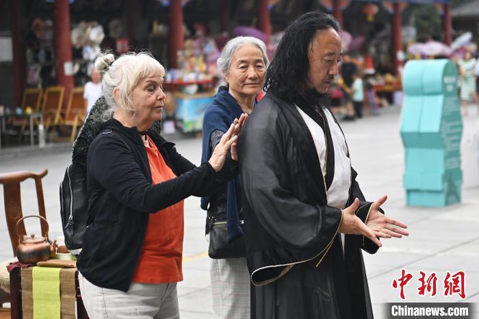 7月14日，甘肅省平?jīng)鍪嗅轻忌骄皡^(qū)內(nèi)，外籍武術(shù)愛好者感受青城武術(shù)。7月13日至14日，“2024年北京體育大學(xué)第十五屆國際武術(shù)比賽交流大會暨首屆崆峒山國際武術(shù)大會”舉行，大會也在崆峒山景區(qū)進行問道崆峒、武術(shù)高級研修班、崆峒拜師等系列活動。中新社記者 李亞龍 攝</p>
<p>