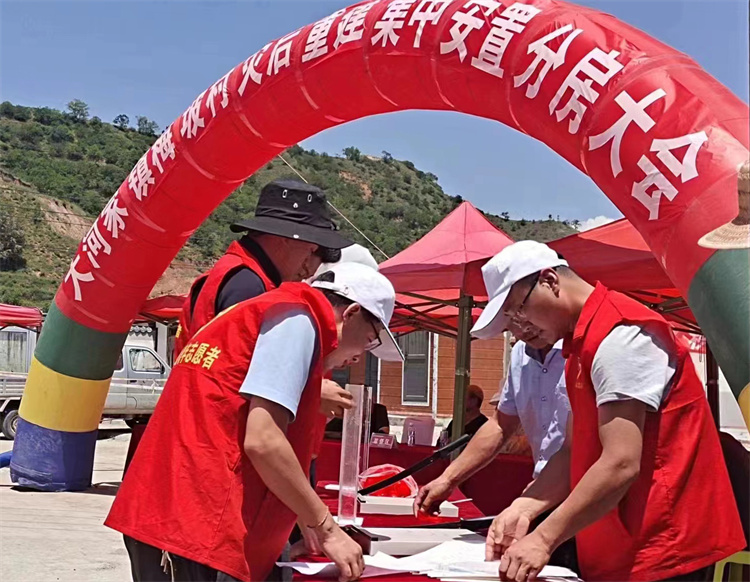 在大河家鎮(zhèn)梅坡村災后重建集中安置分房大會的現場，積石山縣紀委監(jiān)委干部全程監(jiān)督房號裁裝、組織抽號等工作。.jpg