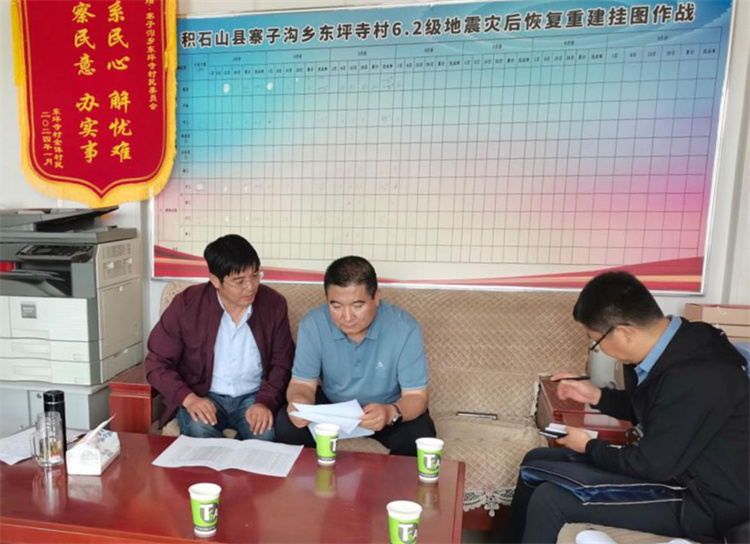 州縣紀委監(jiān)委機關聯(lián)合督查組對下沉干部 、駐村干部 、包村組長、村干部 “四級”干部履職到崗情況，以及工作日志和民情臺賬、訴求臺賬進行日常監(jiān)督檢查，壓實工作責任。.jpg