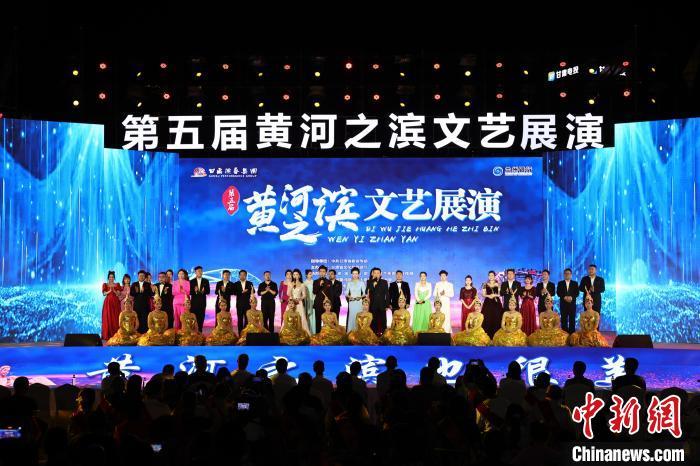 7月19日晚，第五屆黃河之濱文藝展演在蘭州體育文化廣場開幕。張曦予 攝