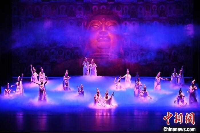 7月18日晚，中國經典舞劇《絲路花雨》在甘肅蘭州黃河劇院進行演出。中國經典舞劇《絲路花雨》迎來45周年，7月17日-8月4日在蘭州開啟為期多天的駐場演出。該舞劇取材于敦煌莫高窟壁畫，集中國霓裳羽衣舞、敦煌舞、印度舞、黑巾舞、波斯馬鈴舞等于一身，自1979年演出至今，該劇先后在40多個國家和地區(qū)演出近4000場，觀眾550多萬人次。中新社記者 李亞龍 攝</p>
<p>