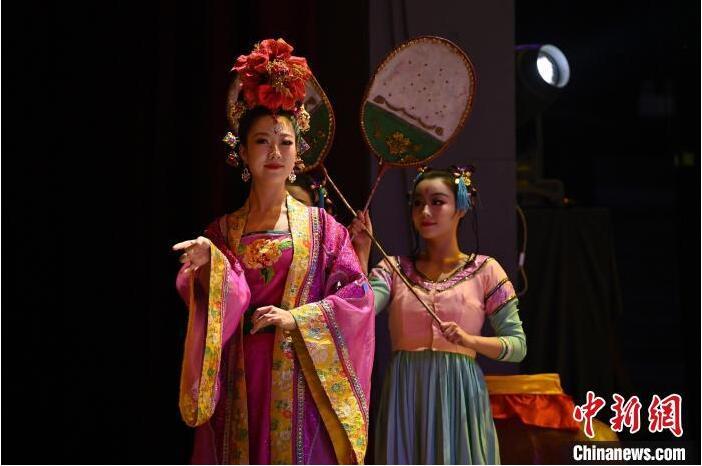 7月18日晚，中國經典舞劇《絲路花雨》在甘肅蘭州黃河劇院進行演出。中國經典舞劇《絲路花雨》迎來45周年，7月17日-8月4日在蘭州開啟為期多天的駐場演出。該舞劇取材于敦煌莫高窟壁畫，集中國霓裳羽衣舞、敦煌舞、印度舞、黑巾舞、波斯馬鈴舞等于一身，自1979年演出至今，該劇先后在40多個國家和地區(qū)演出近4000場，觀眾550多萬人次。中新社記者 李亞龍 攝</p>
<p>