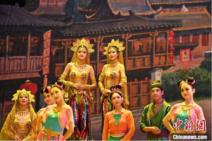 7月18日晚，中國經典舞劇《絲路花雨》在甘肅蘭州黃河劇院進行演出。中國經典舞劇《絲路花雨》迎來45周年，7月17日-8月4日在蘭州開啟為期多天的駐場演出。該舞劇取材于敦煌莫高窟壁畫，集中國霓裳羽衣舞、敦煌舞、印度舞、黑巾舞、波斯馬鈴舞等于一身，自1979年演出至今，該劇先后在40多個國家和地區(qū)演出近4000場，觀眾550多萬人次。中新社記者 李亞龍 攝</p>
<p>