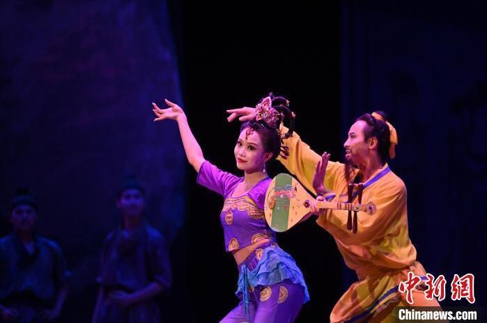 7月18日晚，中國經典舞劇《絲路花雨》在甘肅蘭州黃河劇院進行演出。中國經典舞劇《絲路花雨》迎來45周年，7月17日-8月4日在蘭州開啟為期多天的駐場演出。該舞劇取材于敦煌莫高窟壁畫，集中國霓裳羽衣舞、敦煌舞、印度舞、黑巾舞、波斯馬鈴舞等于一身，自1979年演出至今，該劇先后在40多個國家和地區(qū)演出近4000場，觀眾550多萬人次。中新社記者 李亞龍 攝</p>
<p>