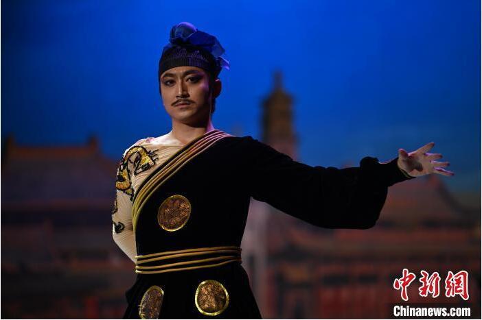 7月18日晚，中國經典舞劇《絲路花雨》在甘肅蘭州黃河劇院進行演出。中國經典舞劇《絲路花雨》迎來45周年，7月17日-8月4日在蘭州開啟為期多天的駐場演出。該舞劇取材于敦煌莫高窟壁畫，集中國霓裳羽衣舞、敦煌舞、印度舞、黑巾舞、波斯馬鈴舞等于一身，自1979年演出至今，該劇先后在40多個國家和地區(qū)演出近4000場，觀眾550多萬人次。中新社記者 李亞龍 攝
