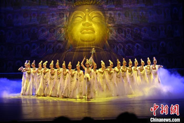 7月18日晚，中國經(jīng)典舞劇《絲路花雨》在甘肅蘭州黃河劇院演出。李亞龍 攝