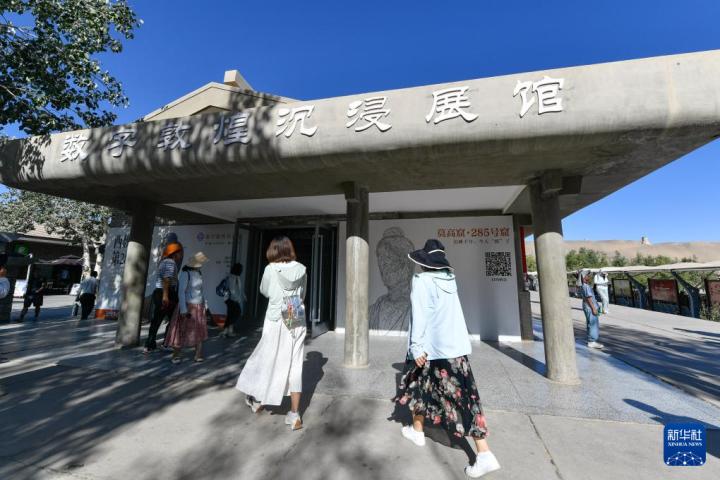 7月22日，游客排隊(duì)進(jìn)入“尋境敦煌——數(shù)字敦煌沉浸展”場(chǎng)館。新華社記者 郎兵兵 攝</p>
<p>