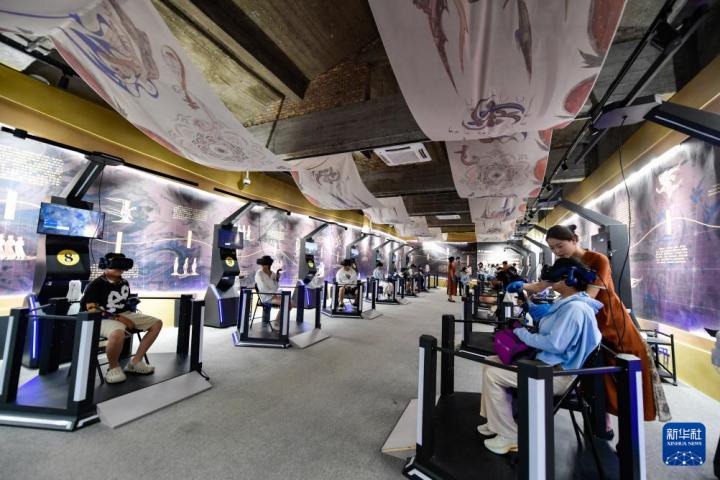 7月22日，游客線下體驗(yàn)“尋境敦煌——數(shù)字敦煌沉浸展”。新華社記者 郎兵兵 攝</p>
<p>