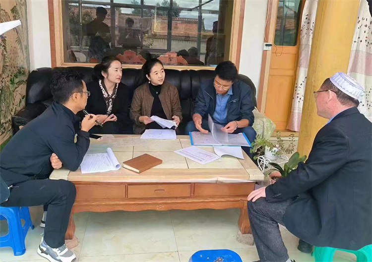 臨潭縣卓洛鄉(xiāng)紀委工作人員在下園子村農戶家中了解在發(fā)放大病救助補助資金中是否存在落實不及時、不到位等作風方面的問題。.jpg
