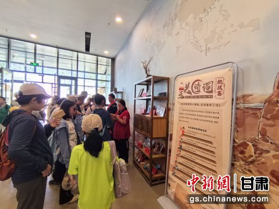 近日，玉門關(guān)遺址景區(qū)開啟了一場精彩紛呈的玉關(guān)詩詞挑戰(zhàn)賽，吸引眾多游人參與其中。玉門關(guān)遺址景區(qū)供圖