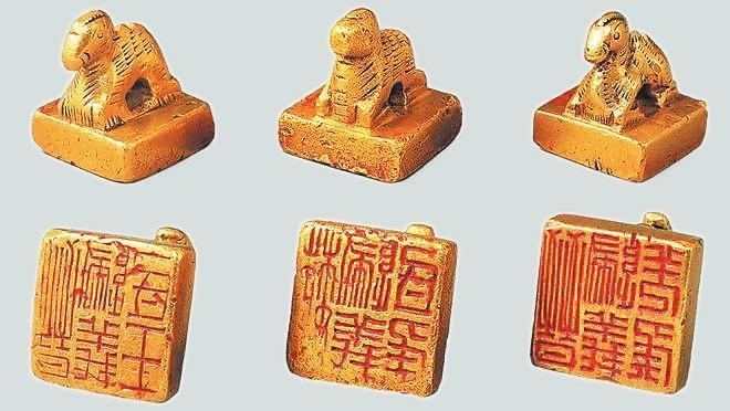 從左至右依次為“晉歸義羌侯”金印、“晉歸義氐王”金印、“魏歸義氐侯”金印